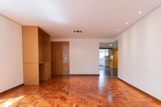 Imagem OPORTUNIDADE IMPERDÍVEL ! Apartamento 125M² Reformado, 3Q, 1 Suíte, 2 Banheiros, 2 Vagas.