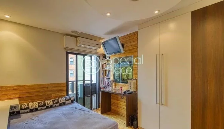 Imagem Amplo apartamento à venda com 3 quartos, sendo 3 suítes, e 4 banheiros no total. Este apartamento ...