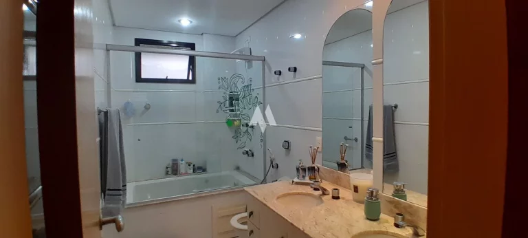 Imagem Apartamento à venda com 3 Suítes e na quadra da praia no Embaré de Santos/SP