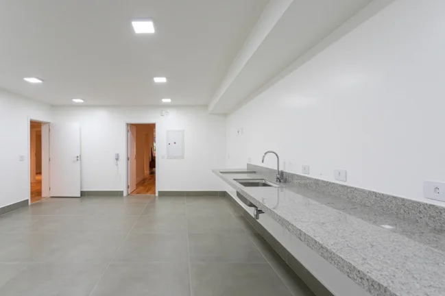 Imagem Apartamento 263M² Reformado, 4Q, 2 Suítes, 3 Banheiros, 2 Vagas, Lavabo, Academia, Piscina, Churrasqueira, Salão de Festas e Jogos, Quadra.