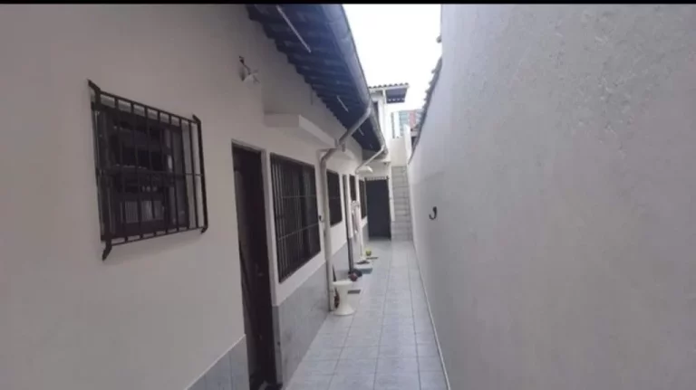 Imagem Casa com 4 dormitórios à venda PROXIMO A PRAIA DIVISA COM TUPI E OCEAN 94 m² por R$ 410.000 - Vila Assunção - Praia Grande/SP