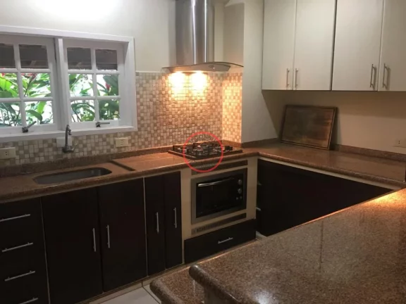Imagem CASA PARA LOCAÇÃO ANUAL DENTRO DE RESIDENCIAL COM PISCINA, COM 2 DORMITÓRIOS, SENDO UMA SUITE