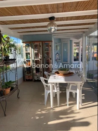 Imagem Esta encantadora residência de estilo provençal francês está situada no Condomínio Moinho dos V...