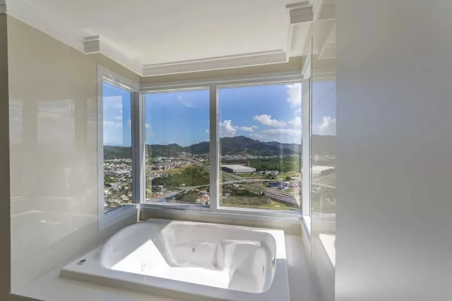 Imagem Apartamento com 4 suítes, 4 vagas de garagem no Centro de Balneário Camboriú