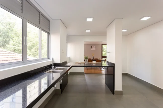 Imagem Apartamento 198M² Reformado, 3Q, 1 Suíte, 2 Banheiros, 2 Vagas, Sala para 2 Ambientes, Varanda, Academia, Playground, Salão de Festas, Área Verde.