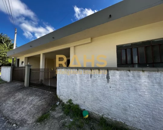 Imagem Para quem busca um bom investimento no bairro Iririu Sobrado possuindo na parte superior : 2 dormitÃ...