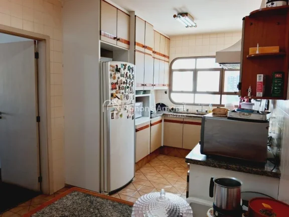 Imagem Este amplo apartamento de 211m², com planta inteligente e ocupando um andar inteiro, está situado ...