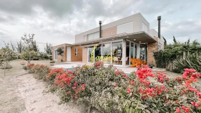 Imagem Casa térrea com 3 suítes e beira de lago com piscina
