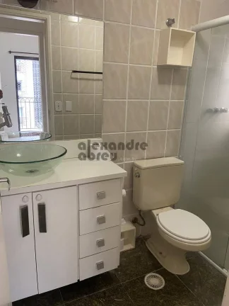 Imagem Apartamento em andar alto com piso em cerâmica branca, varanda na sala de estar e no dormitório, b...