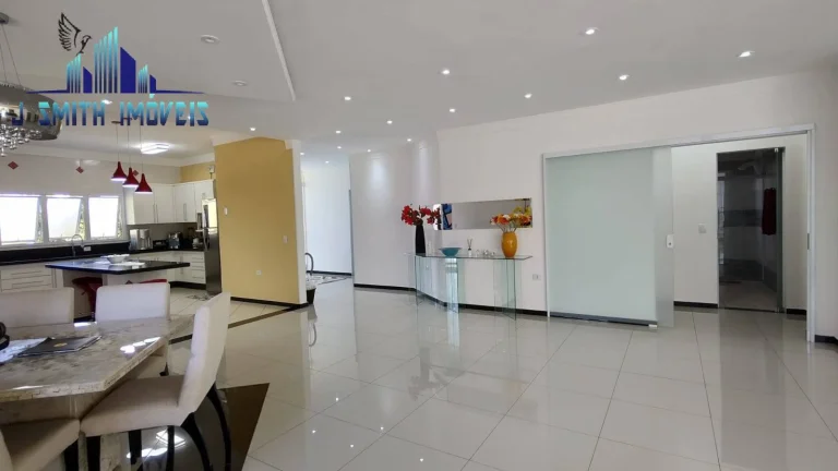 Imagem CASA PRATICAMENTE TÉRREA. PISCINA, SALÃO DE JOGOS, SAUNA, NA GRANJA VIANA