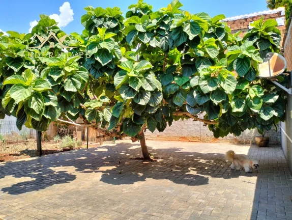 Imagem Imperdível: Casa à venda em Foz do Iguaçu-PR, bairro Jardim Bandeirantes, 3 quartos, 2 salas, 2 banheiros, 3 vagas, 142,39 m².