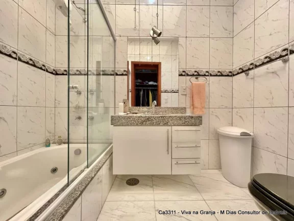 Imagem Casa de esquina com vista para o campo de golfe do São Fernando Golf Club.