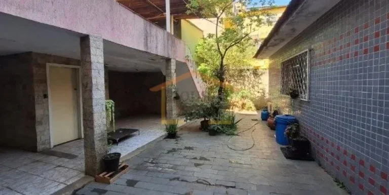Imagem Terreno, 345 m² de área total, 10 metros de frente. Conta com uma casa térrea construída, 3 dorm...