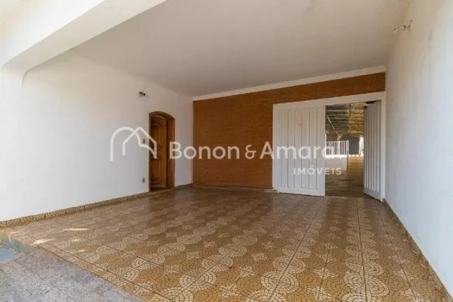Imagem Excelente casa de esquina com 440 m². Possui 4 quartos, sendo 2 suítes, além de salas de estar e ...