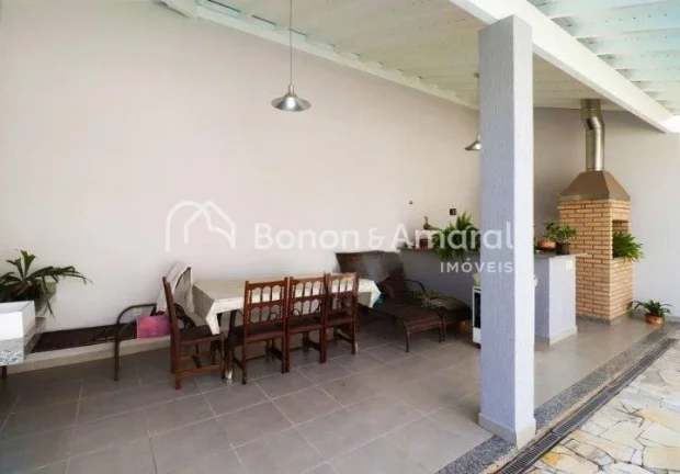 Imagem Casa à venda em condomínio fechado em Campinas - SP. 
Linda casa assobradada com amplo living para...