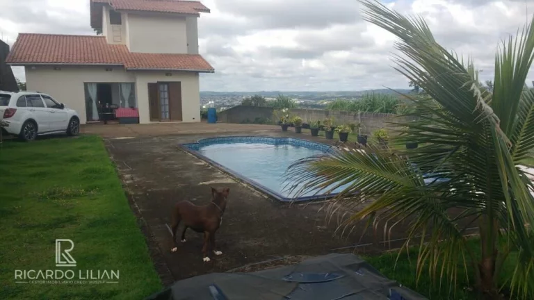 Imagem "Espaçoso Sobrado de 3 Dormitórios com Piscina e Pomar em Belvedere, Atibaia: Uma Oportunidade Imperdível!"