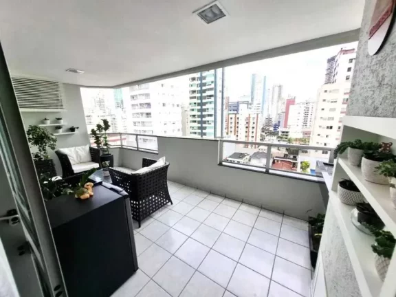 Imagem Apartamento mobiliado com 4 dormitórios sendo 1 suíte e 2 vagas de garagem em Balneário Camboriú