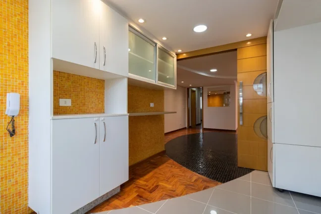 Imagem OPORTUNIDADE IMPERDÍVEL ! Apartamento 125M² Reformado, 3Q, 1 Suíte, 2 Banheiros, 2 Vagas.