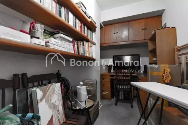Imagem Lindo apartamento, amplo, silencioso e bem iluminado, com área de 88 m². O imóvel possui sala par...
