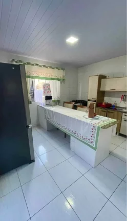 Imagem Sobrado amplo com 2 dormitórios e 2 vagas de garagem, com espaço lateral no Centro de Camboriú.