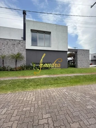 Imagem Sobrado condomínio fechado com 05 suítes e piscina beira lago