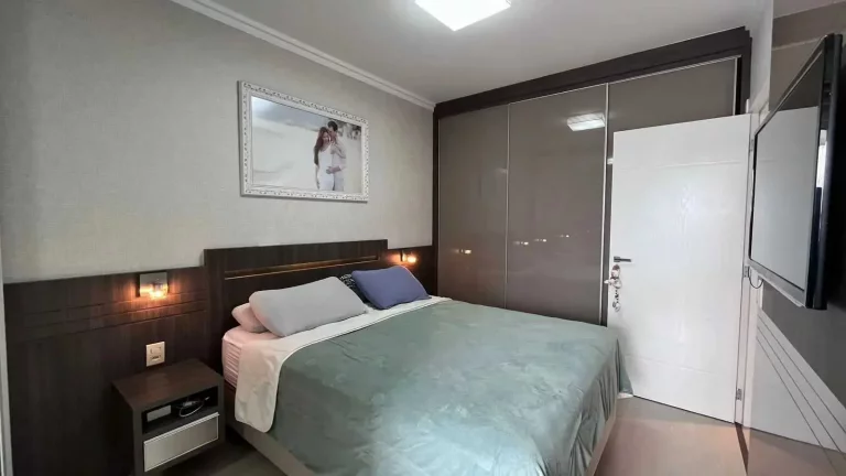 Imagem Apartamento com 2 dormitórios sendo 1 suíte e 2 vagas de garagem no Centro de Balneário Camboriú/SC
