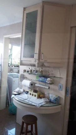 Imagem Apartamento bem espaçoso e repleto de armários. Living para 2 ambientes, lavabo, 3 dormitórios se...