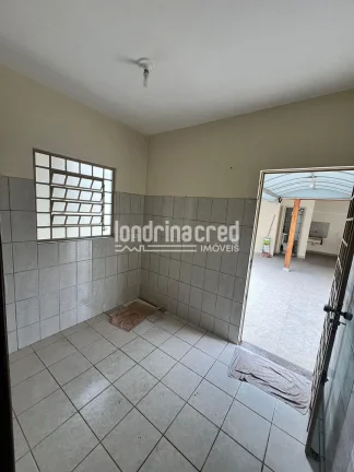 Imagem Casa à venda na Zona Leste de Londrina com 3 quartos, 2 banheiros, cozinha com armários, churrasqueira, quarto e banheiro nos fundos, em terreno de 250m²