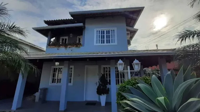 Imagem Casa com 5 dormitórios sendo 2 suítes e 5 vagas na praia dos amores em Balneário Camboriú- SC.