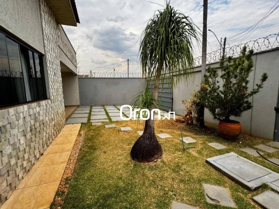Imagem Casa com 3 dormitórios à venda, 236 m² por R$ 950.000,00 - Setor Faiçalville - Goiânia/GO