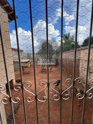 Imagem Vende-se casa no bairro Vila Marilene, com 3 quartos (2 suíte), ar-condicionado, localizada na avenida principal – Igarapava/SP
