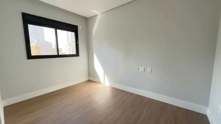 Imagem Apartamento de 3 suítes e 2 vagas de garagem no centro de Balneário Camboriú/SC