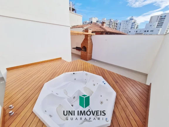 Apartamento 02 quartos com área lateral privativa e lazer na cobertura a venda na Praia do Morro