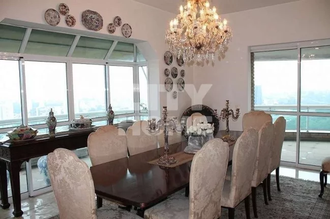 Imagem Excelente apto com 367 m² de área útil no melhor do Panamby. Living enorme, com lareira e varanda...