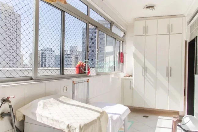 Imagem Apartamento super espaçoso, com 270m2, 4 dormitórios ( 1 suíte ) e 2 vagas na garagem. Amplo livi...