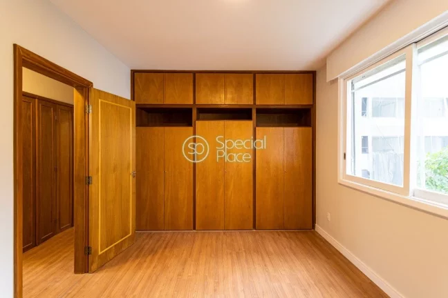 Imagem Apartamento com 134m² de área útil. São 3 dormitórios ( 1 suíte ) e 1 vaga de garagem. Living ...