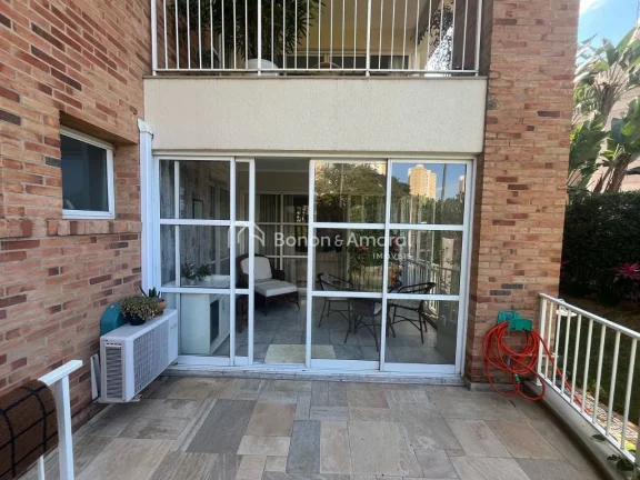 Imagem Apartamento com living para dois ambientes com lareira, ampla varanda e quintal privativo, sala de j...