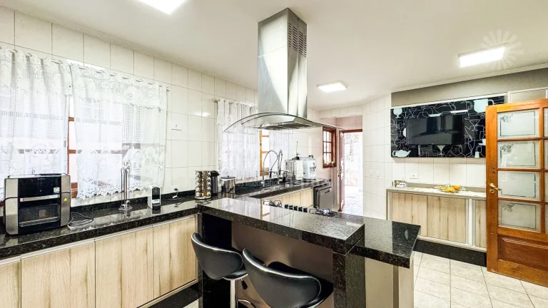 Imagem Casa a venda em Alphaville 11, 4 suítes, 4 vagas, recém reformada por R$3.500.000 Santana de Parnaíba/SP