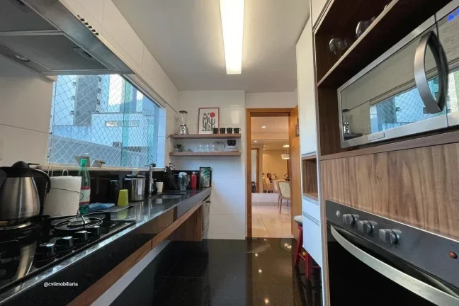 Imagem Localizado no vibrante bairro da Savassi, este apartamento oferece uma experiência de vida urbana s...