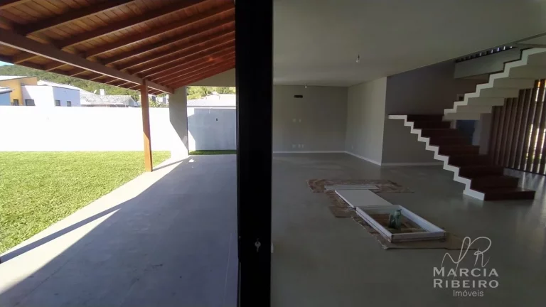 Imagem Casa Alto Padrão com 4 suítes em Condomínio na Cachoeira do Bom Jesus, Florianópolis/SC