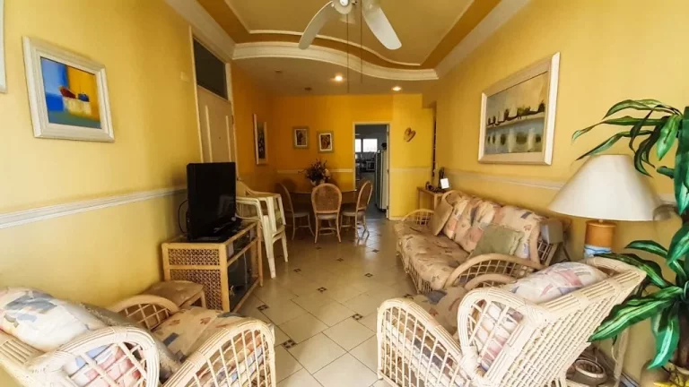 Imagem Astúrias, frente mar, vista lateral, 3 dormitórios e 1 vaga.