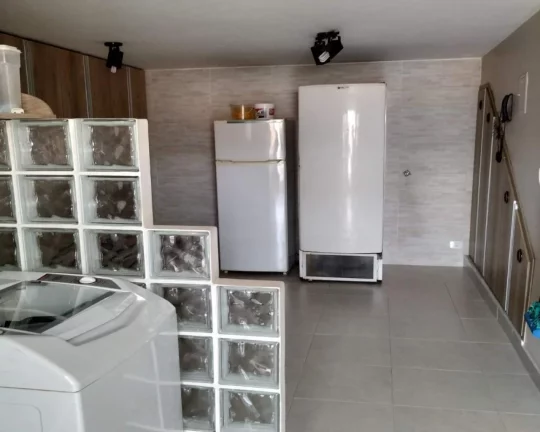 Imagem Vendo Sobrado 280 m² 04 dormitórios. uma suíte, 04 banhos e duas vagas FL38