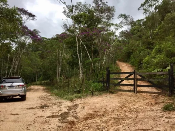 Imagem Sitio com ampla casa térrea com varanda ampla lateral.