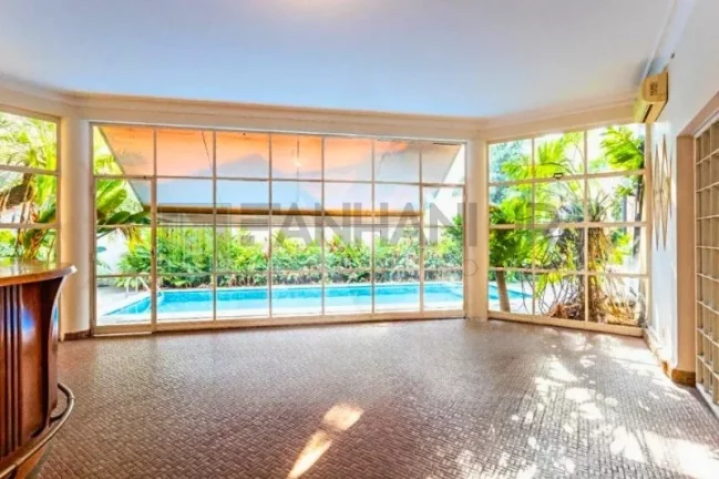 Imagem Casa de Luxo no Jardim Europa: 5 Quartos, 3 Suítes, 4 Salas, 10 Vagas de Garagem, 600m² - Venda ou Locação em SP