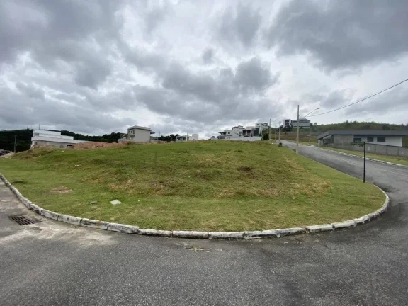 Imagem Lote de esquina 475m2 em Condomínio de Alto Padrão – Segurança e Lazer Completo