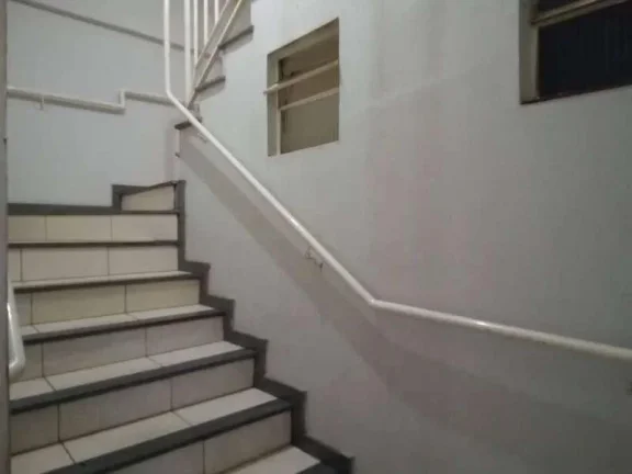 Imagem Prédio com dois apartamentos, ponto comercial e terraço com capacidade para expansão de mais dois andares.