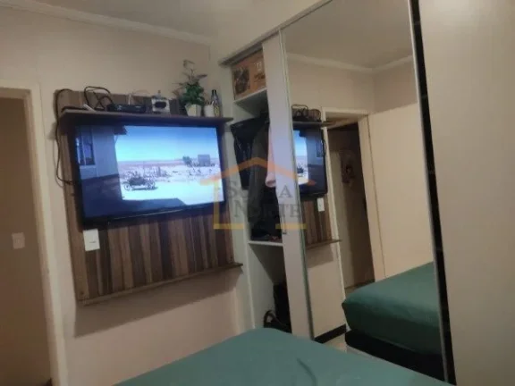 Imagem Apartamento com 63m², dispõe de 2 dormitórios com armários planejados, 1 banheiro, sala dois amb...
