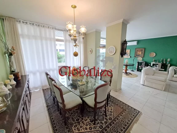 Imagem Apartamento à venda com 345m², 3 dormitórios, 2 suítes, closet, 2 vagas, dependência, quadra da praia por R$ 1.600.000,00 no Gonzaga em Santos