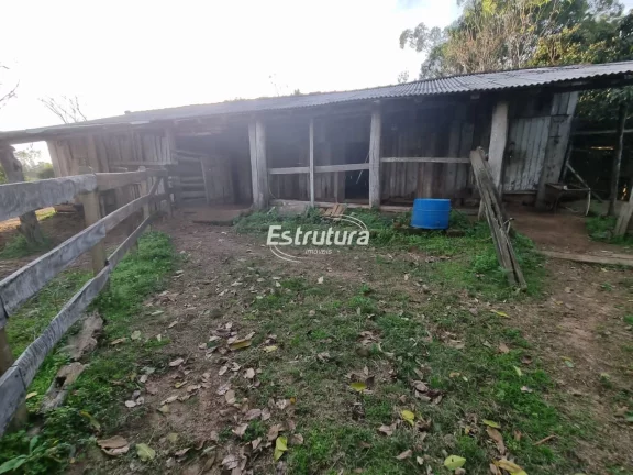 Imagem Chácara com 3 residências a poucos metros da cidade