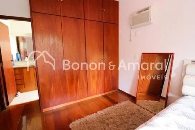 Imagem Linda e espaçosa casa de esquina com 322 m² de área construída. A residência possui living para...